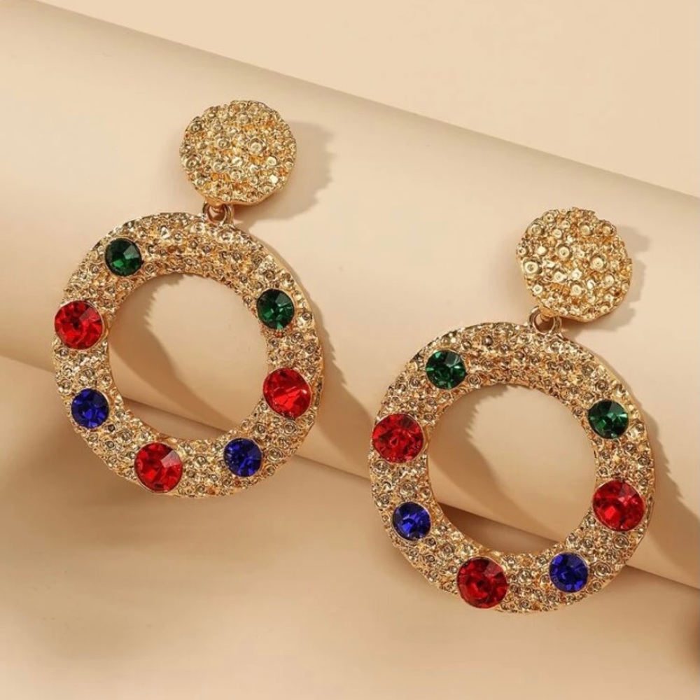 Lovely gold earrings with color 😊